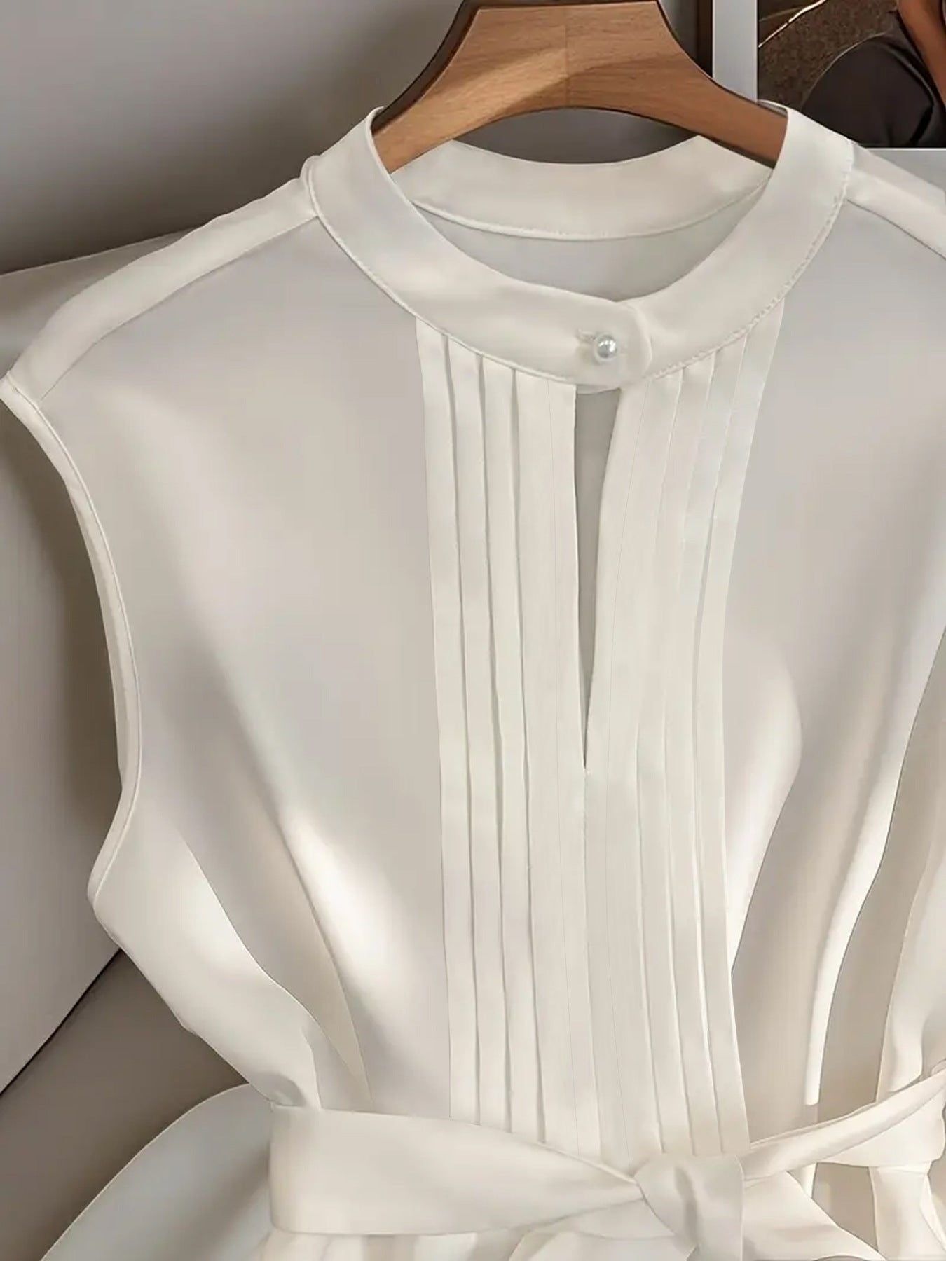 Women's Solid Color Sleeveless With Belt Pleated Blouse