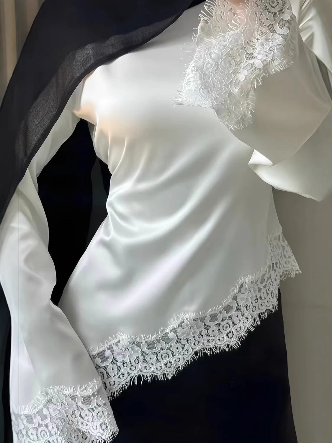 Women's Neck Solid Color Long Sleeve Irregular Hem Lace Bottoming Blouse