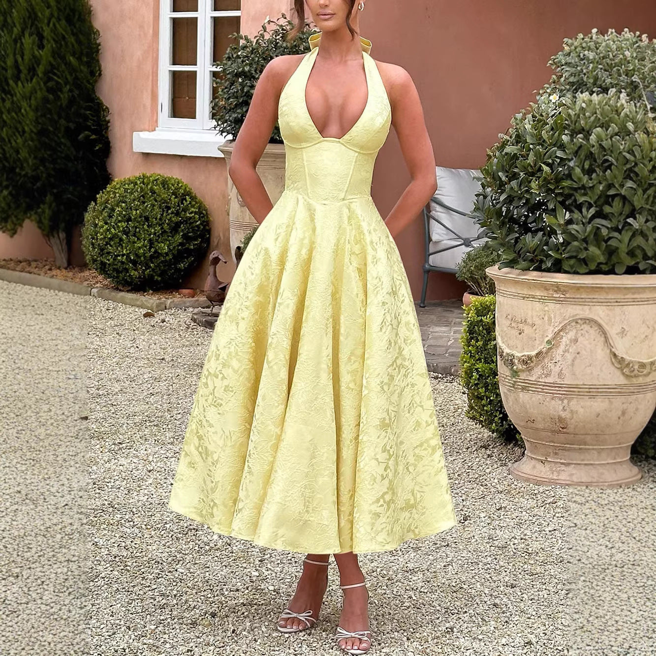 Senior Elegance Sleeveless Backless Waist Trimming Dress